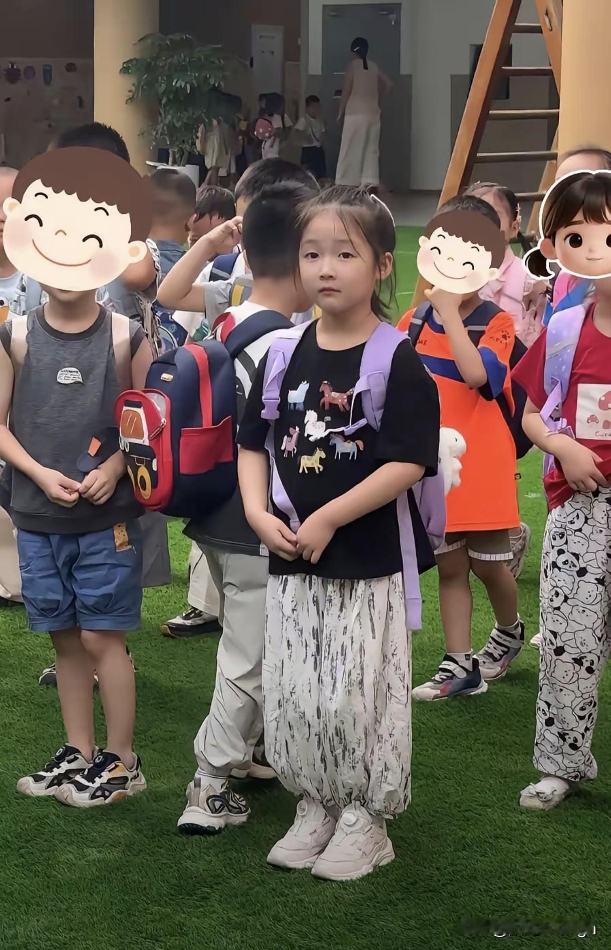 这张陈梦幼儿园时期拍下的老照片， 她安安静静站在队伍当中，模样看着特别乖巧，像个