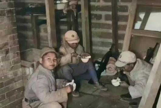 1944年滇西，三名中国小战士在吃晚餐，他们后来都在攻打松山的战斗中牺牲。谢狗娃