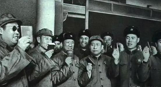 他从海军副司令改任政委，离开位置按正兵团待遇，行政5级改为6级
“1984年初，