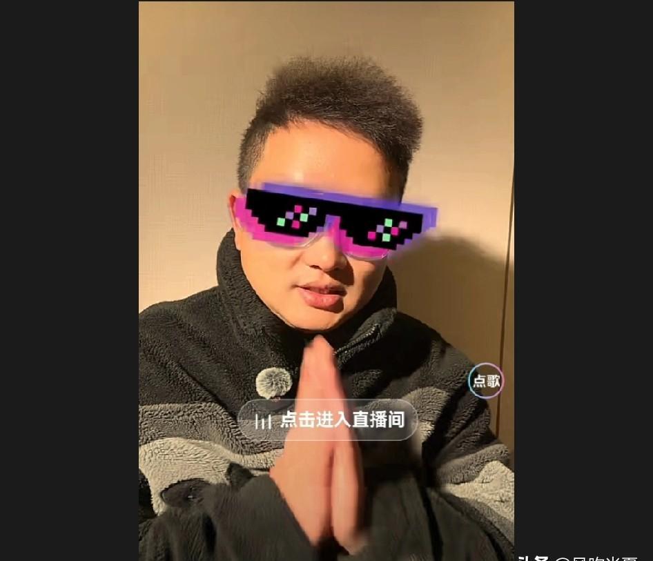 阴彪从咖啡地翻墙逃走那晚，第一个接到电话的不是大嘴，是街溜子。
电话里就一句：“