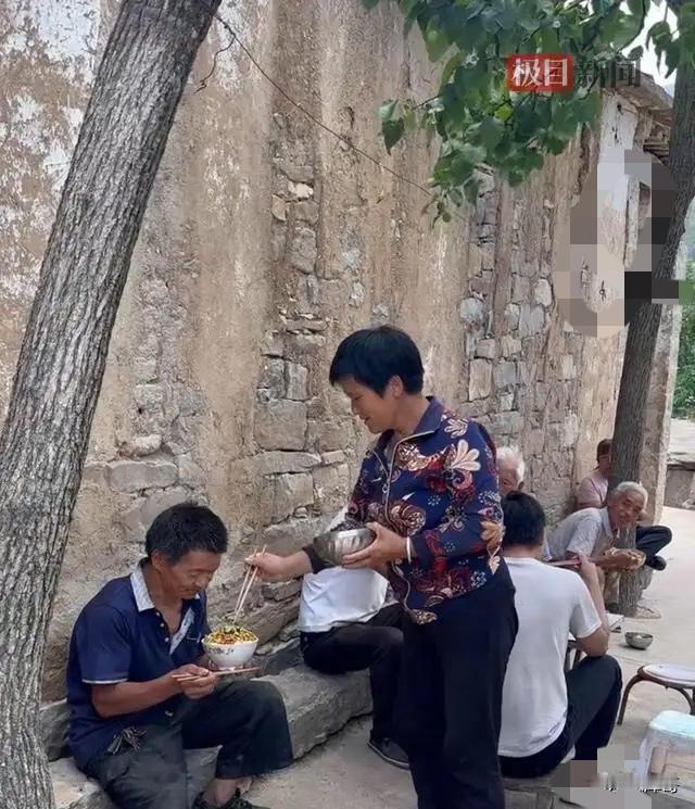 山西长治，残障男子失去双亲成为孤儿无法独自生活，为了让男子活下去，村书记找到全村