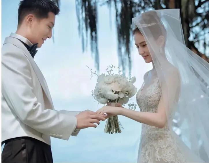 何超琼和何超莲两姐妹的婚纱照对比！还是姐姐的贵族气质更浓烈些！