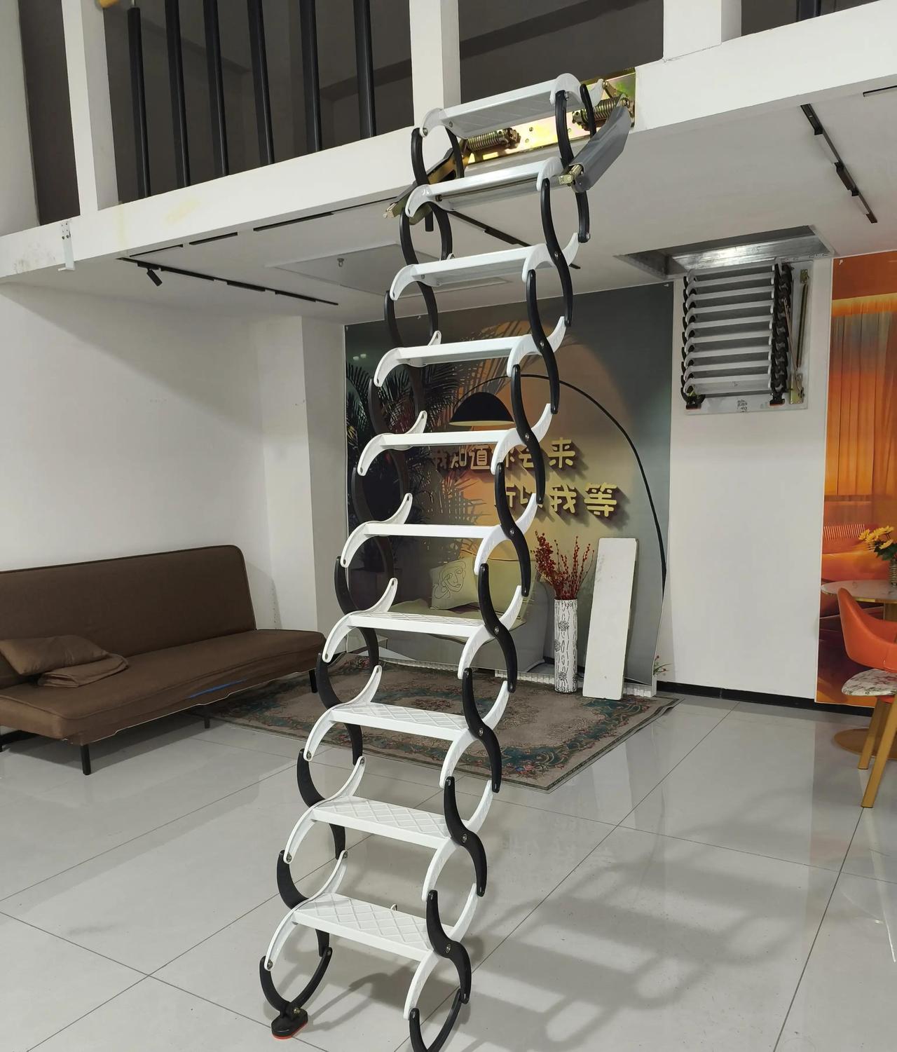 河南新乡，一家耕耘20多年的梯子工厂推出阁楼伸缩楼梯，轻松搞定小户型上楼难题。