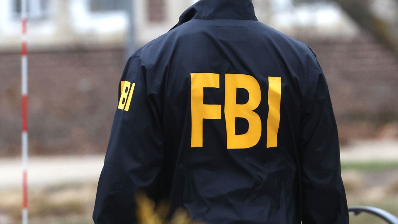 【男子驾车撞击匹兹堡FBI大楼闸门后被拘捕】当局表示，周三凌晨，一名司...