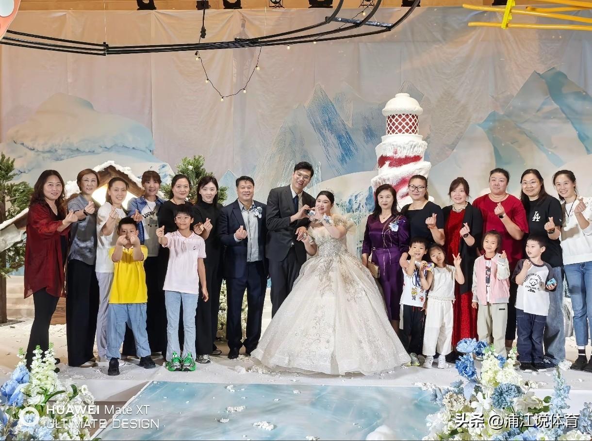 山东排坛名宿辛春生之子辛易大婚，山东女排“黄金一代”再聚首。辛春生曾分别担任过山