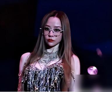 钱再多有什么用？

41岁张靓颖的现状，给所有中年女性提了个醒

她这次是跨年演