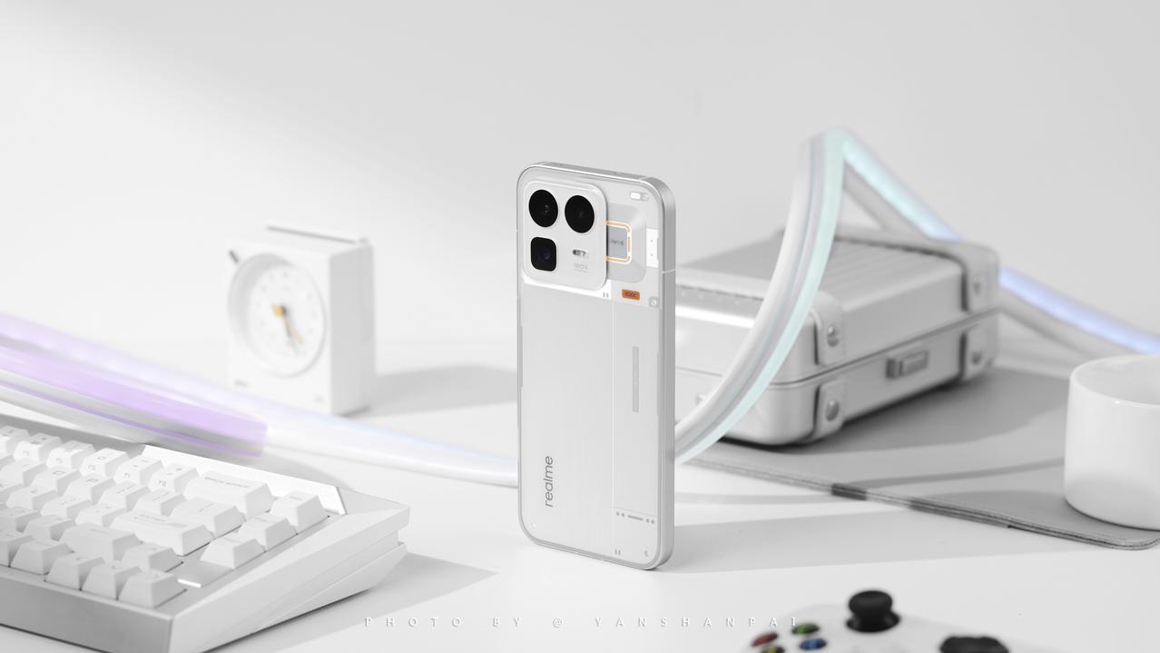 分享一组真我Neo8真机实拍图赏！
透明RGB设计是真我Neo8的一大亮点，透明