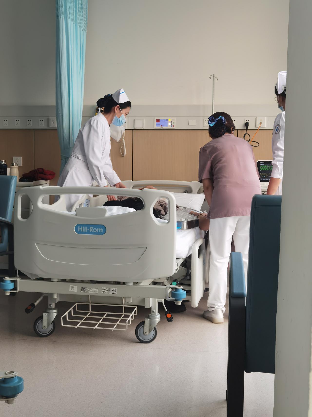 病人突发抽搐！医护倾力救护 
不知这位患者是什么病症，走路困难，而且一个人从外地