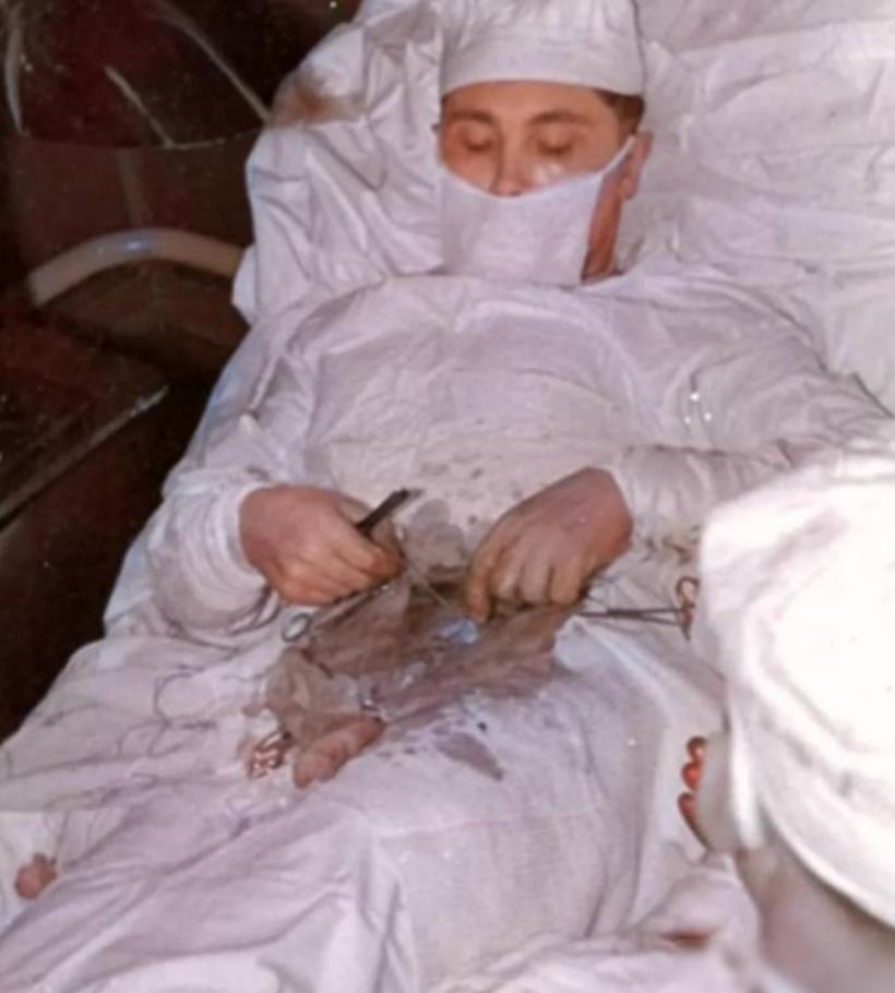 1961年，在南极考察站里，27岁的苏联医生给自己注射了麻醉剂，然后亲手切开了自