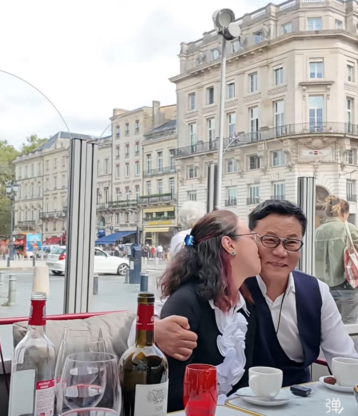 李国庆秀恩爱了！

今天，当当创始人李国庆发视频表示：十年前和北大同学聚会时，同