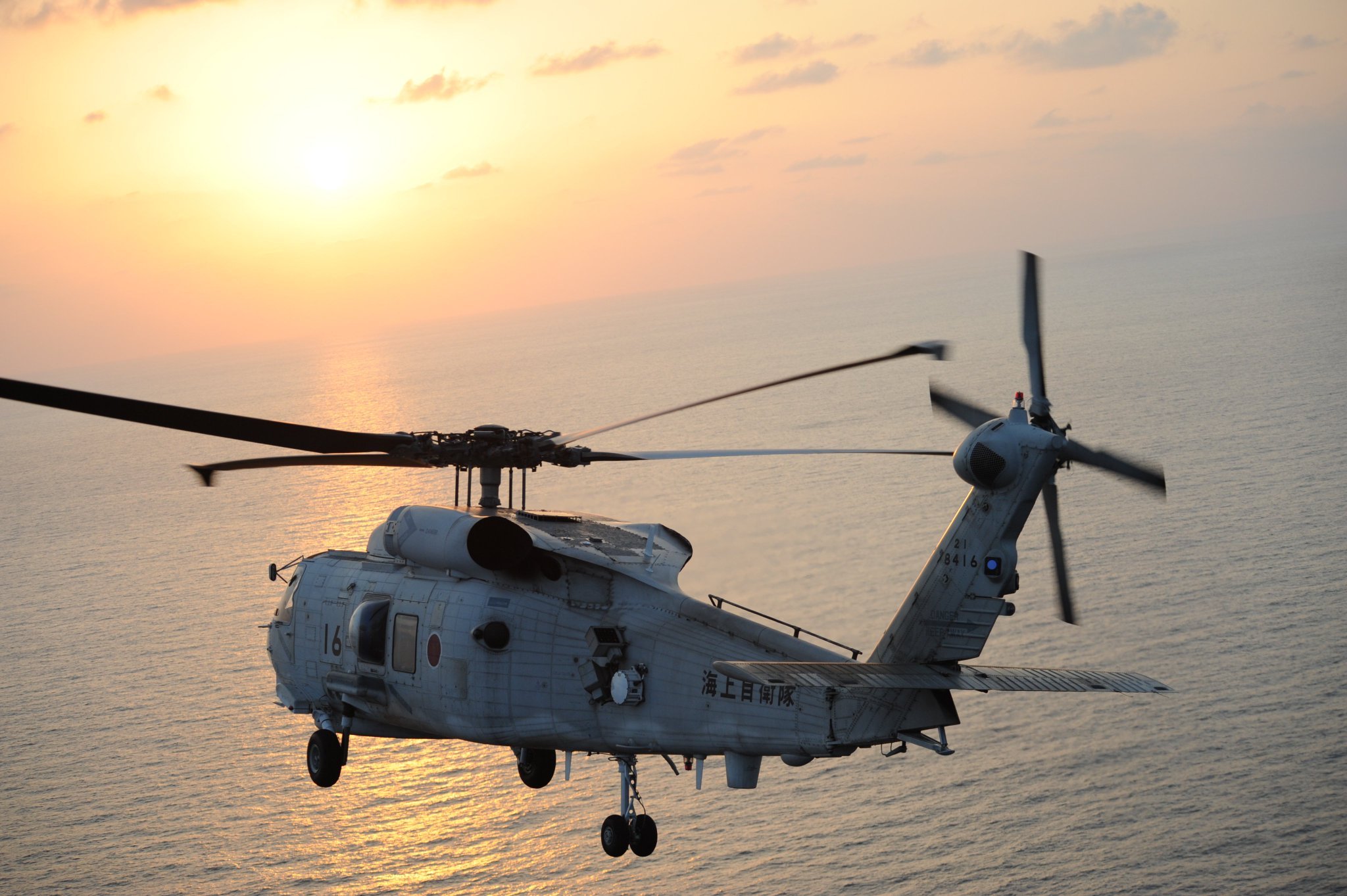 日本地震多地预警海啸 日本海上自卫队出动SH-60K直升机前往地震海域进行情报收