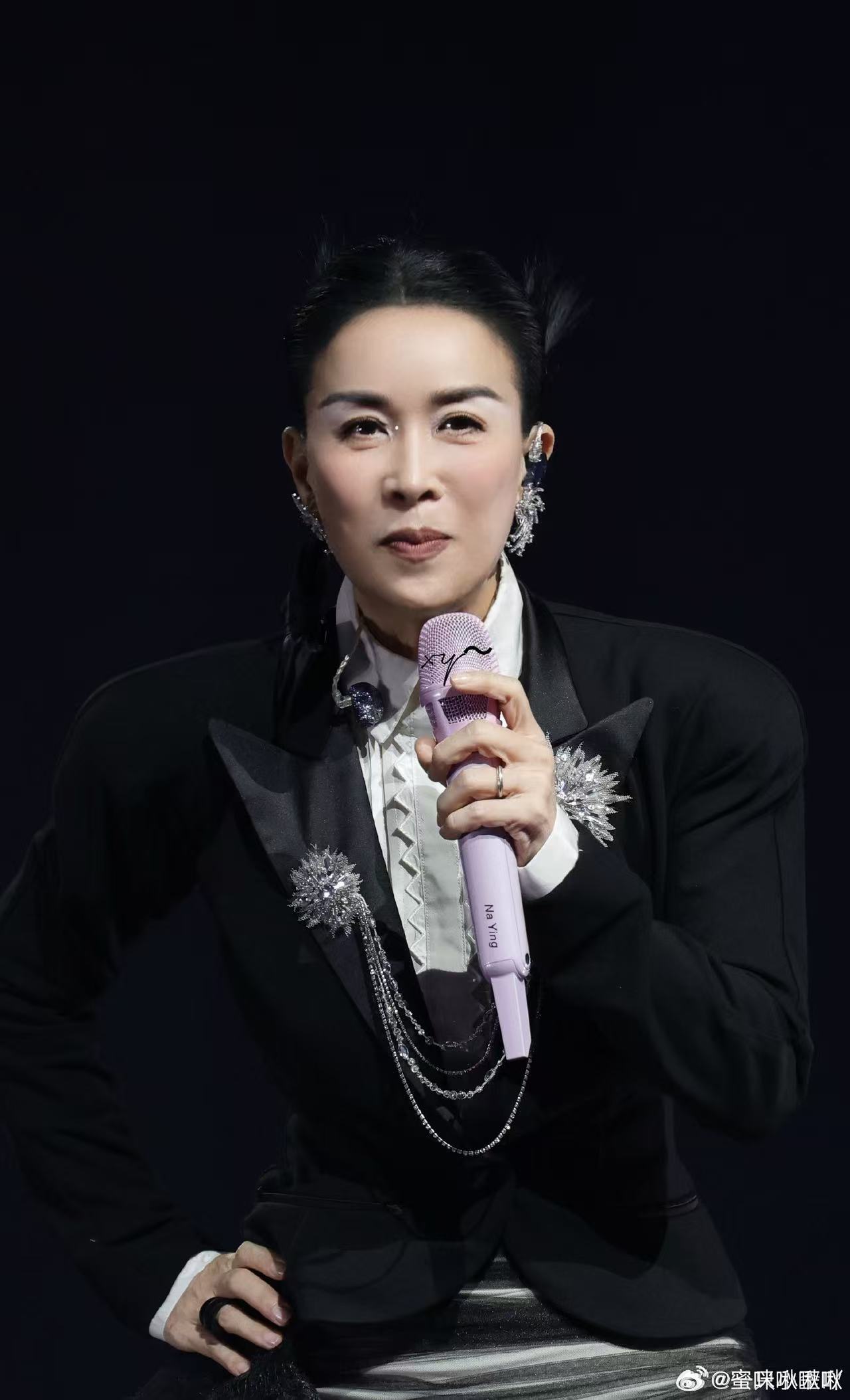 上班日常妥妥那英同款画风，性格直来直去不绕弯子，分内事情认真做好，别的杂事一概不
