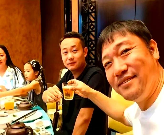 谁能想到，撸个串喝顿酒的功夫，竟然差点把自己干“塌房”了？
贾冰这回算是花血本，