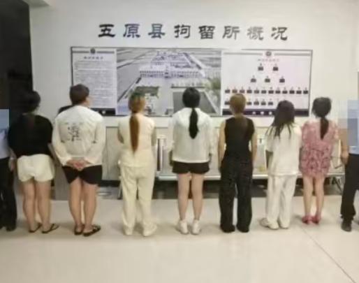 内蒙古，一男子夜里溜进了一家足疗店，挑选了一个好身段的女技师，二人迫不及待的准备