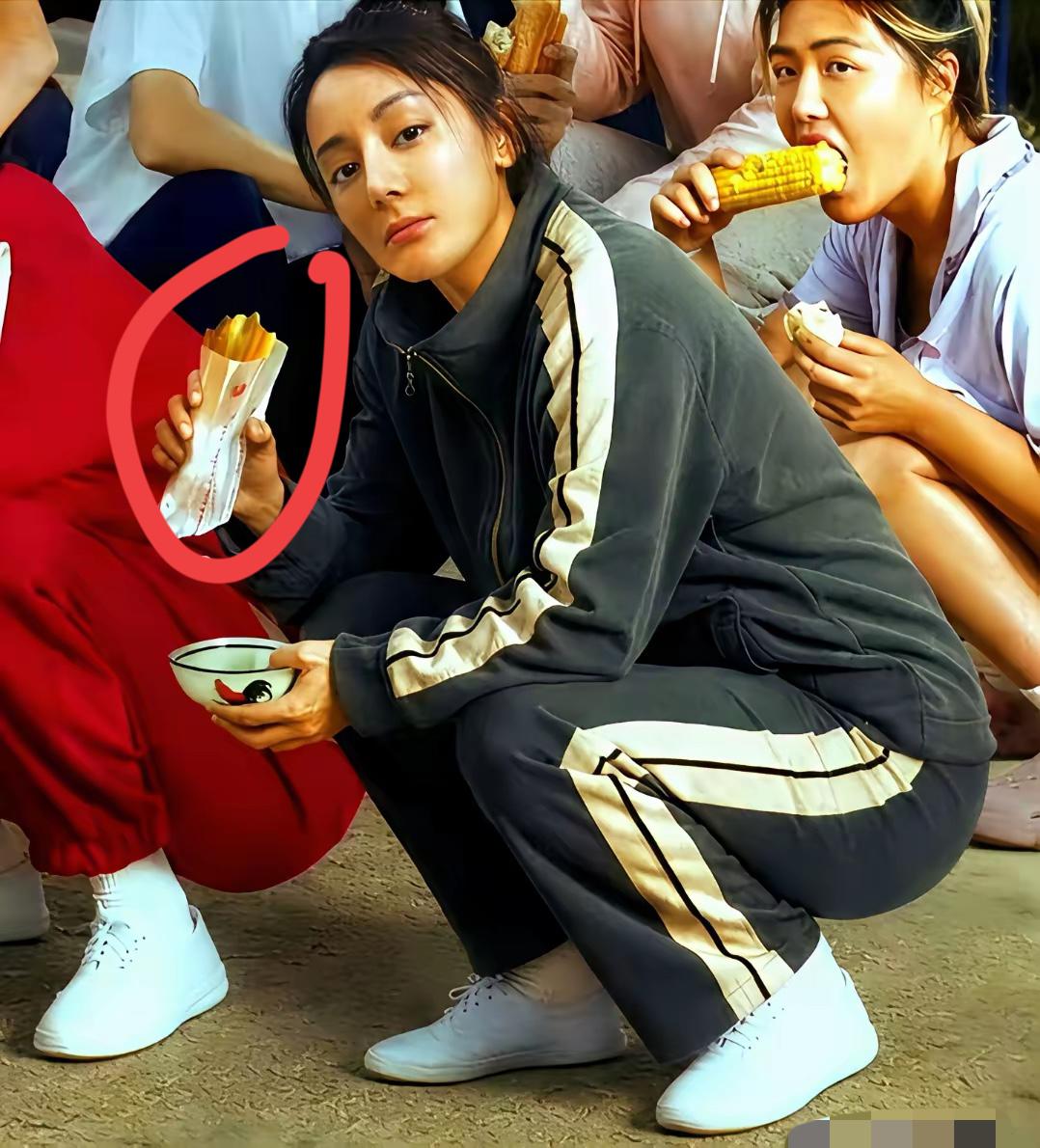 迪丽热巴吃的是什么？看上去挺香的