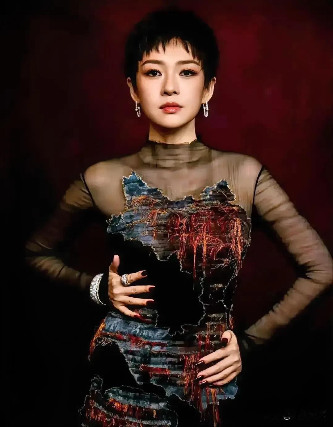 女子本弱，为母则刚。
离婚女人章子怡的短发造型，不仅仅是为了某电影的拍摄，更是对