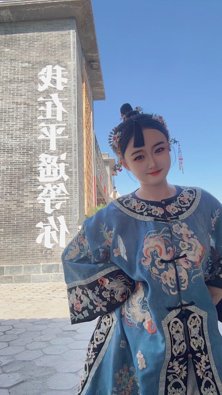 总要来趟平遥吧，吹一吹古城的风，走一走明清的街，闻一闻酒醋的香，一半历...