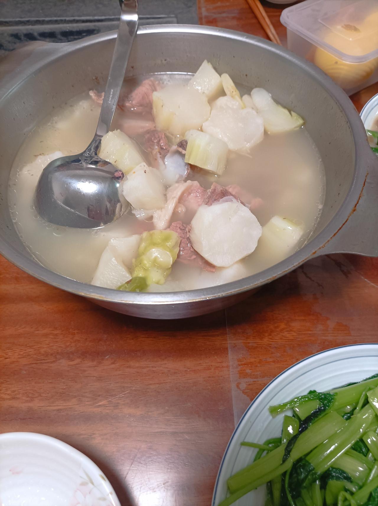 (4)今天与大家分享一碗我大女儿制作的棒菜排骨汤，棒棒菜有点像莴笋，也是削皮吃，