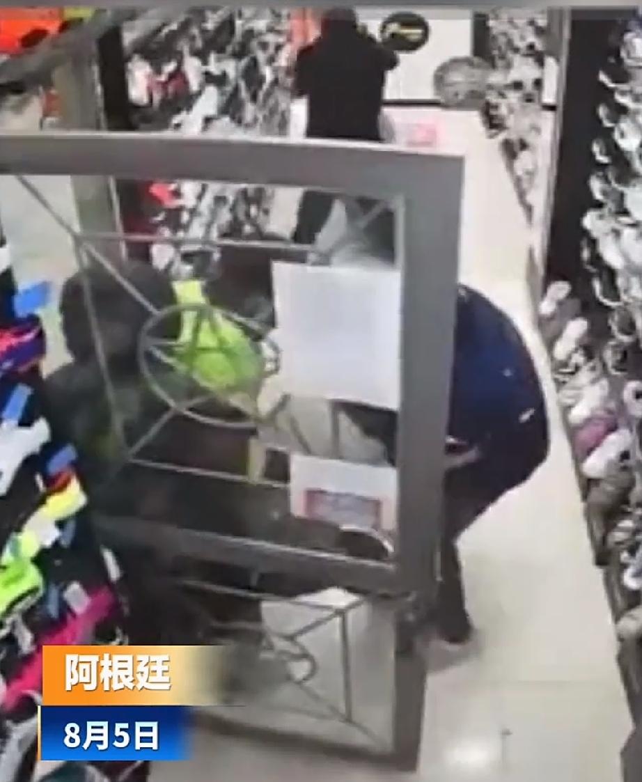 阿根廷的治安状况实在糟糕，劫匪很猖獗，店铺被抢时有发生。
8月5日，39岁的女店