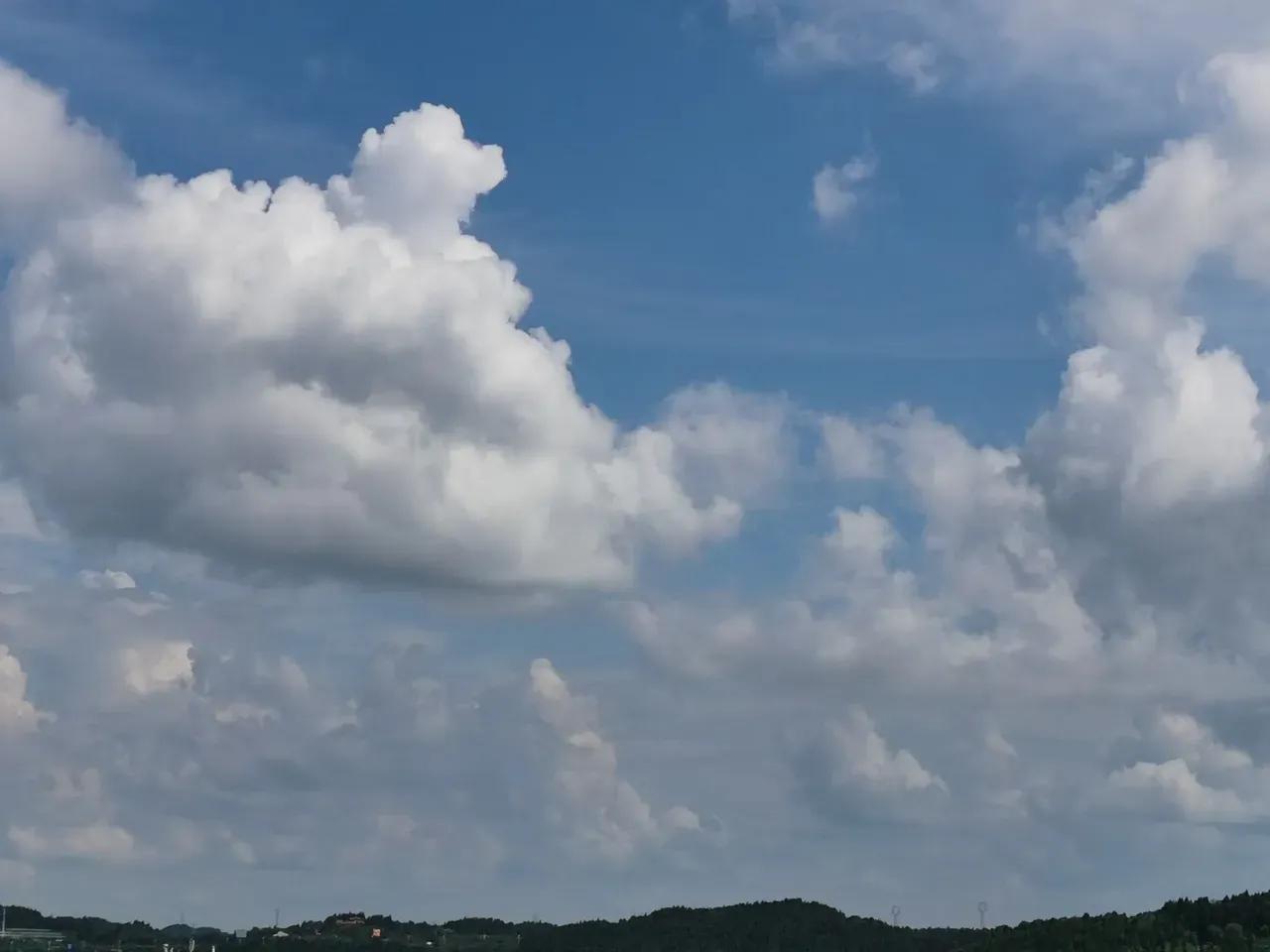 人的命天注定，不是你想死就能死的。

美国有个人在86层跳楼自杀，被大风给吹到8