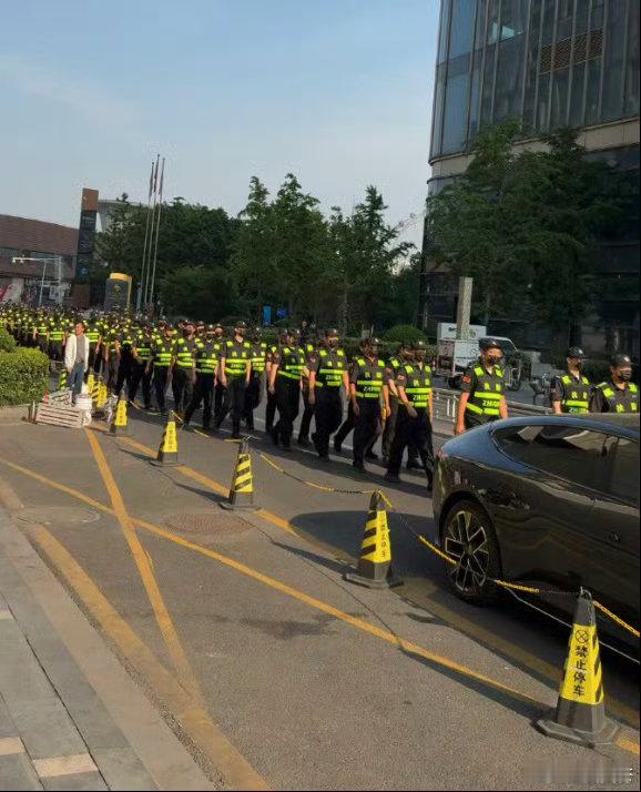 说实话，像张凌赫这么好的人，就应该配这么强大的排面和强悍的安保，上次真的心疼到他