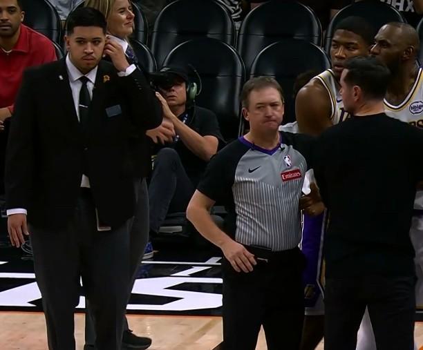 他把球砸向詹姆斯的脸。
詹姆斯把比分砸进了纪录簿。
裁判给两人各吹一次技犯时，狄