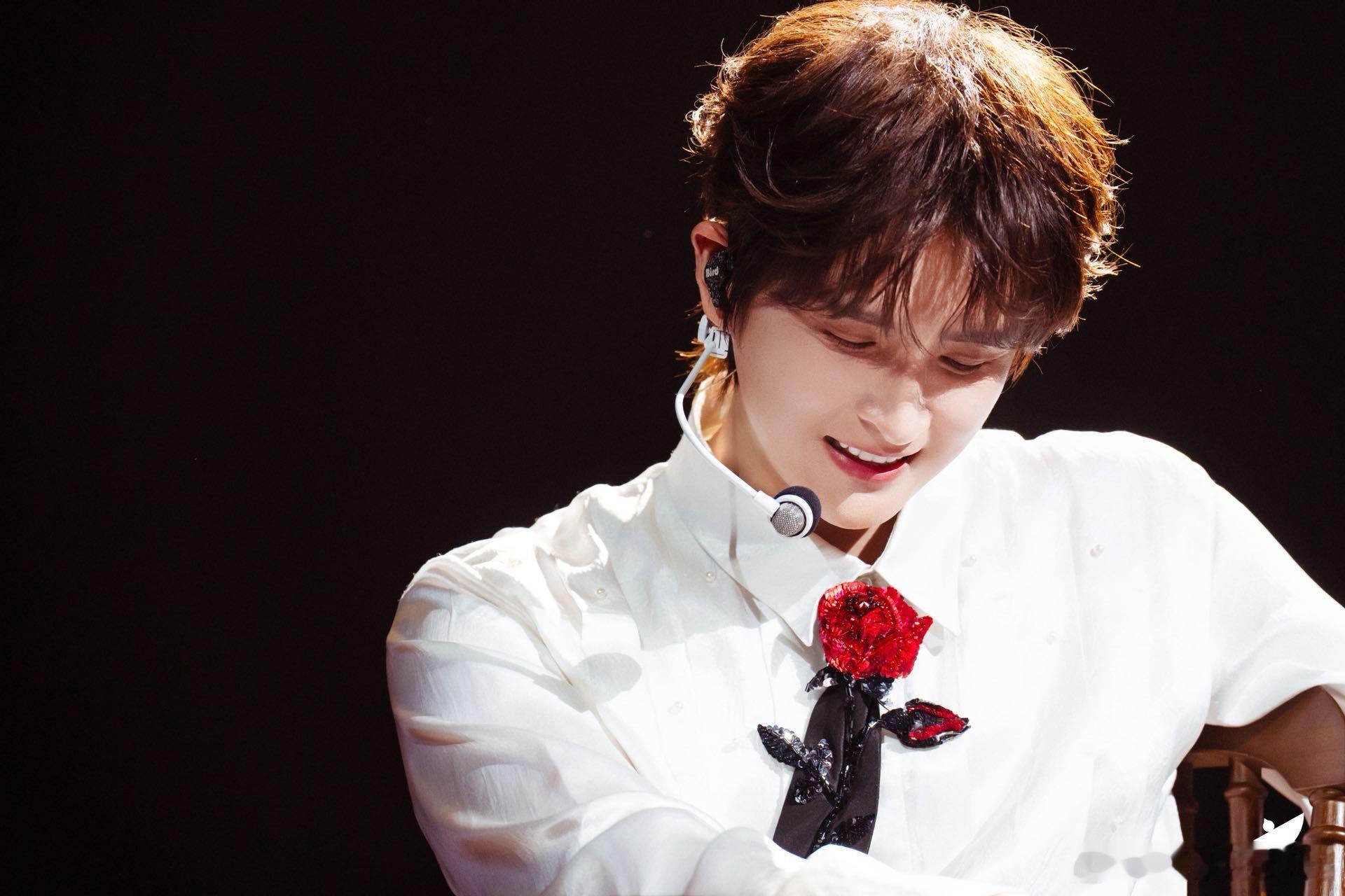 张远客串魏哲鸣新剧婚礼唱嘉宾 张远在魏哲鸣新剧里的婚礼唱段直接封神！《一页诗》的