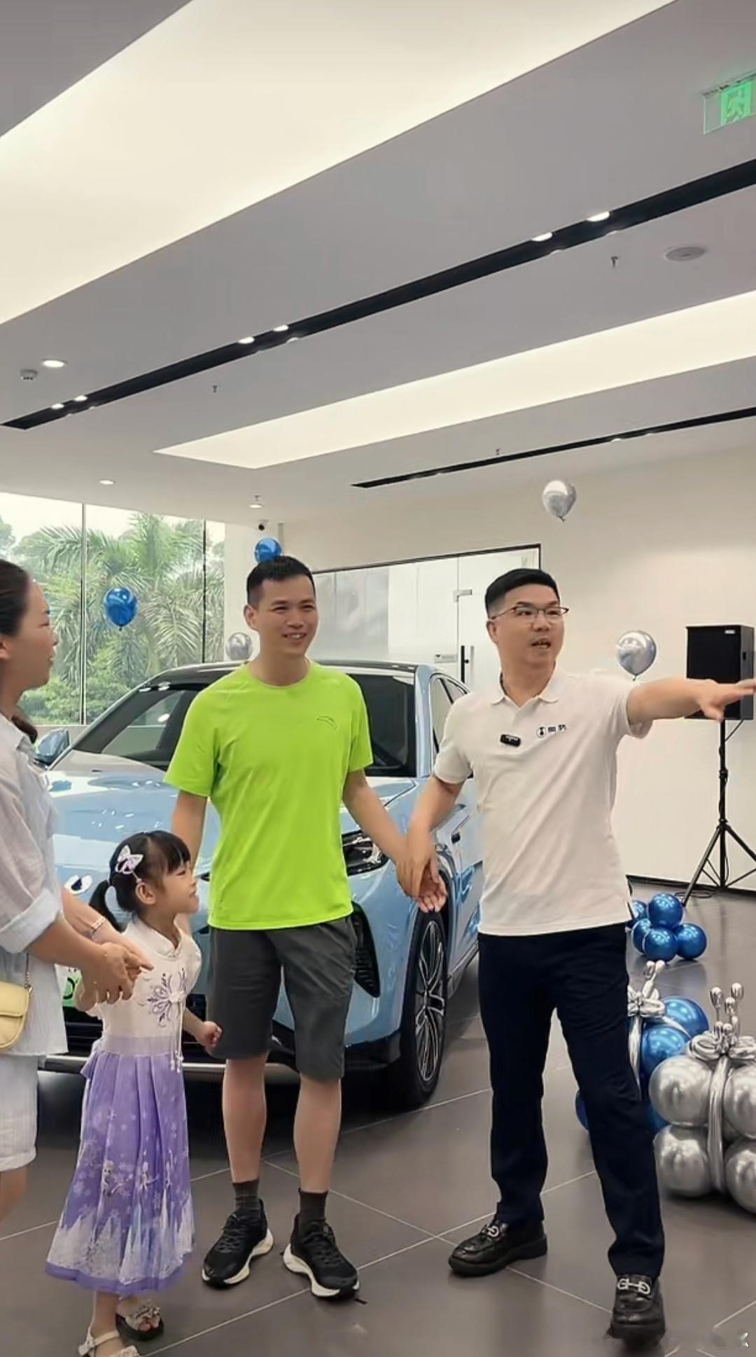 你猜长江总为什么这么开心？这位车主竟然叫“黄河”（更牛的是他还有个弟弟叫黄长江）