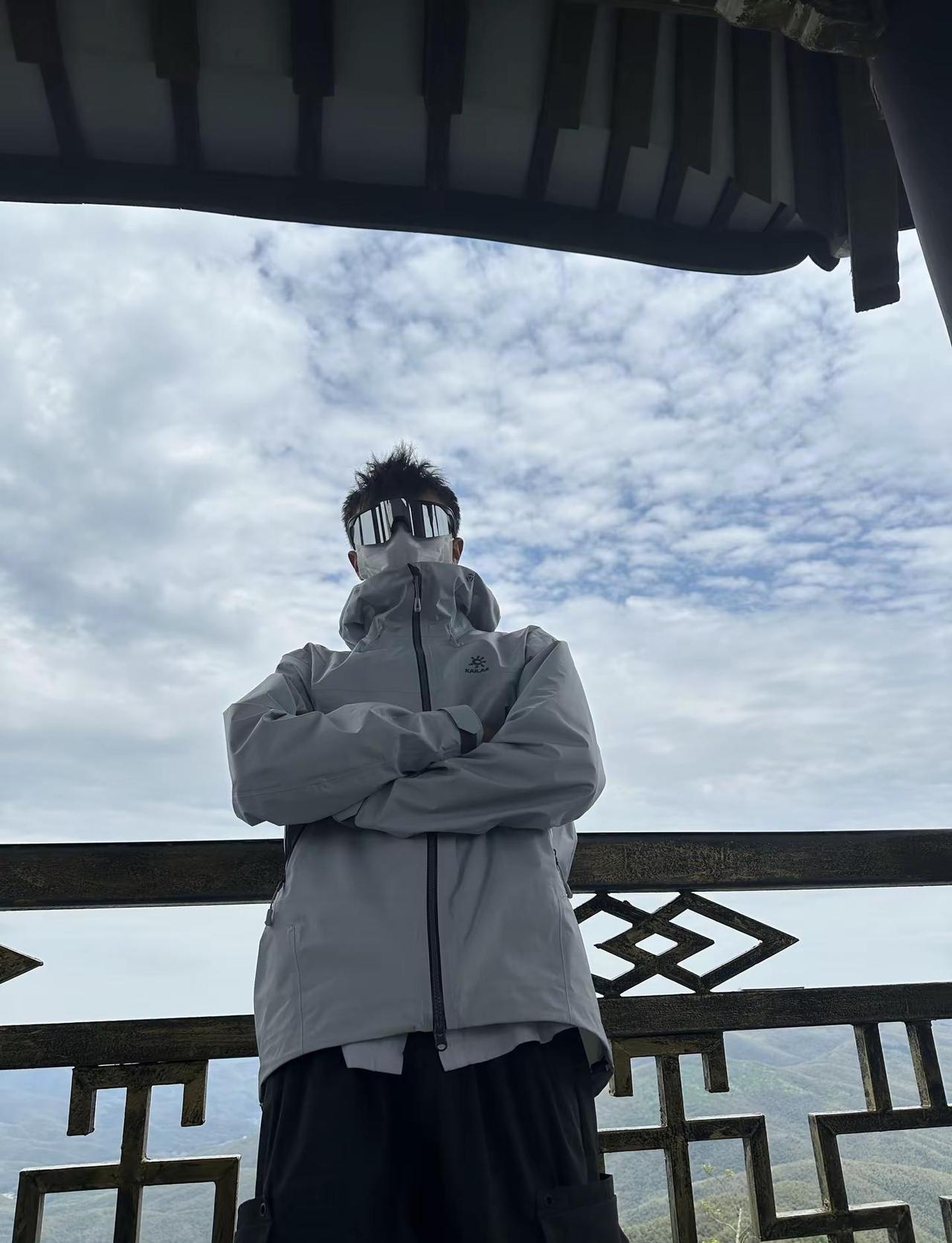 那天中午  太阳很大 在火葬场 我前任盖着布 一副不想见我的样子