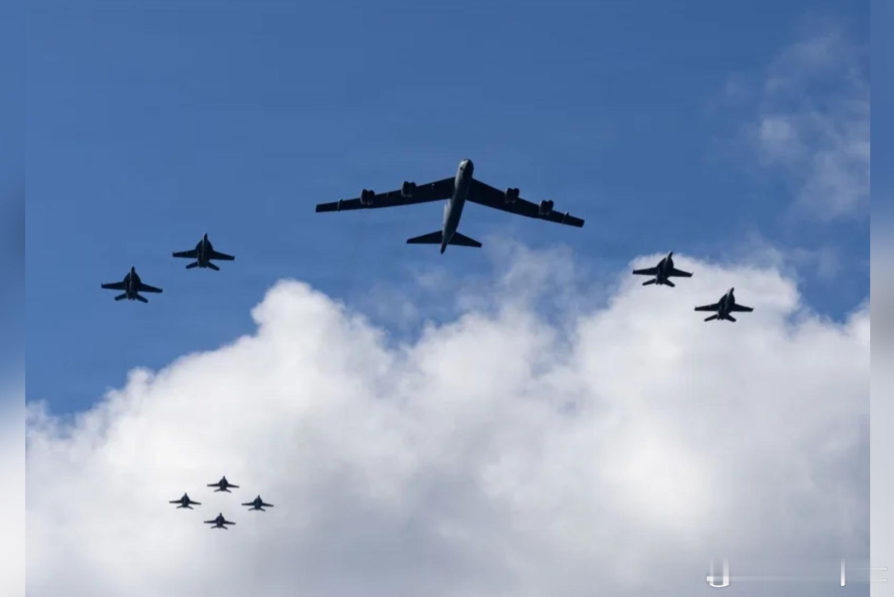 【特朗普权衡对委内瑞拉动武？美军1万人集结待命 智库估冲突概率40%—60%】 