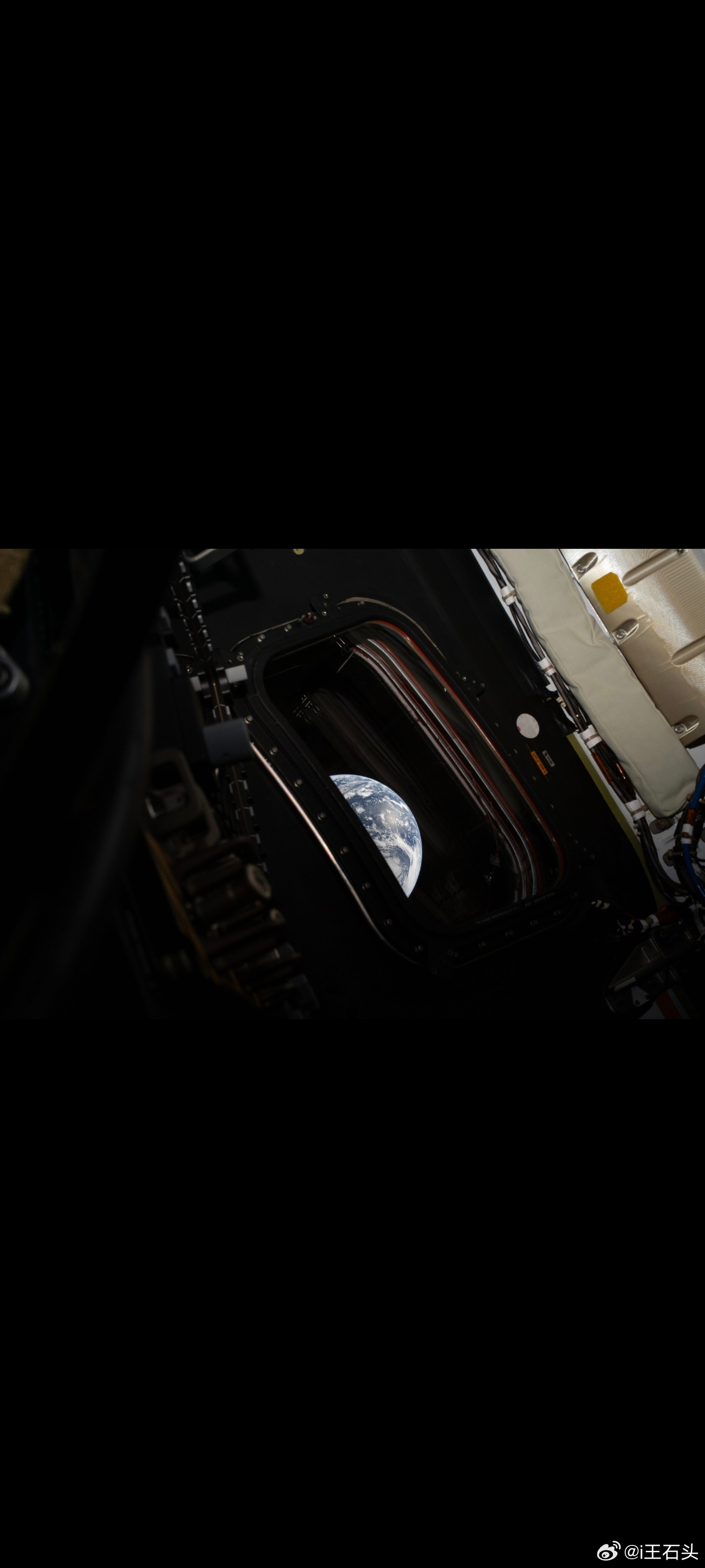 阿尔忒弥斯2号宇航员舷窗照 全人类大合影 