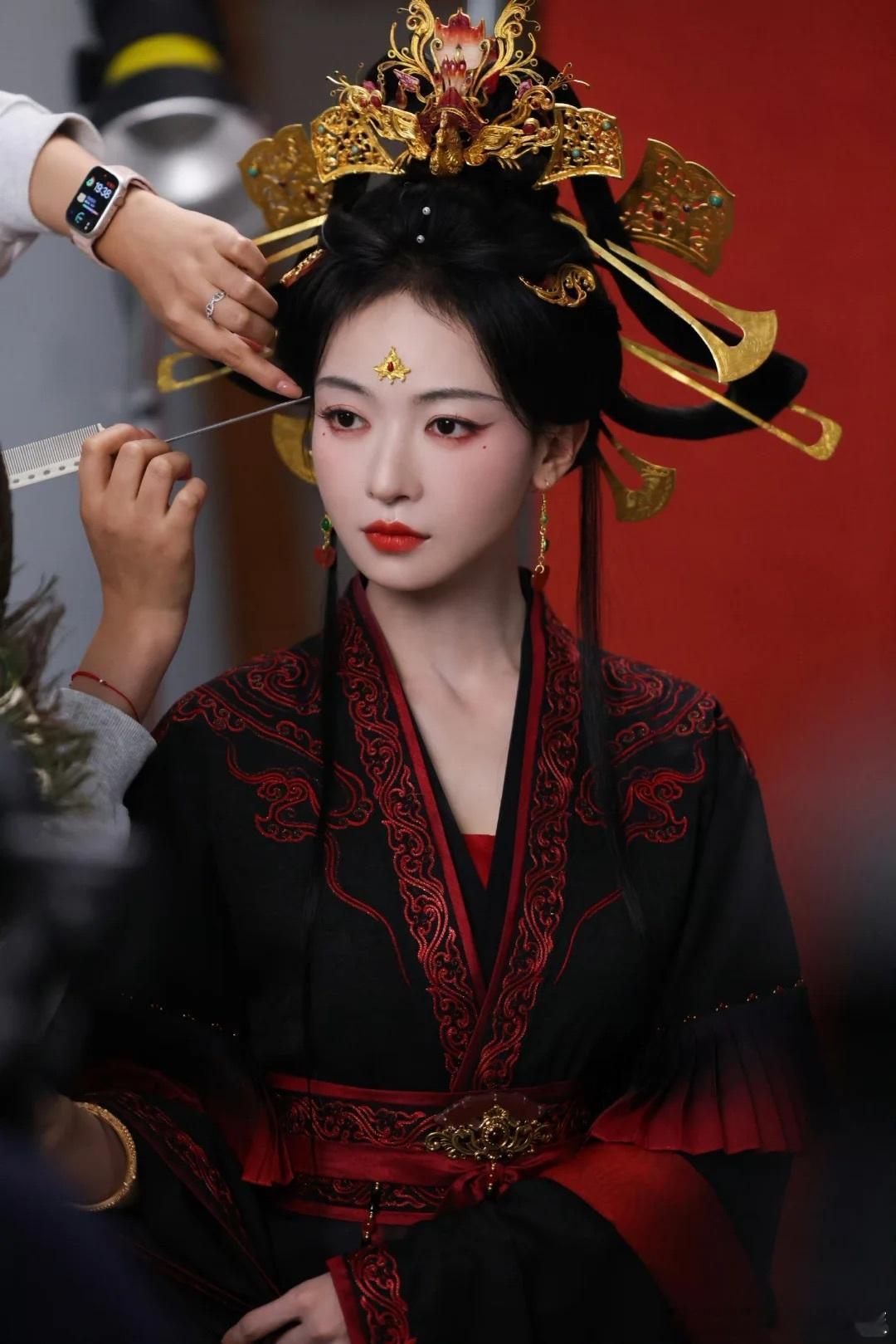复仇剧交给吴谨言你就放心吧御廷谣复仇剧还得看吴谨言！孟廷辉带着一身韧劲强势上线，