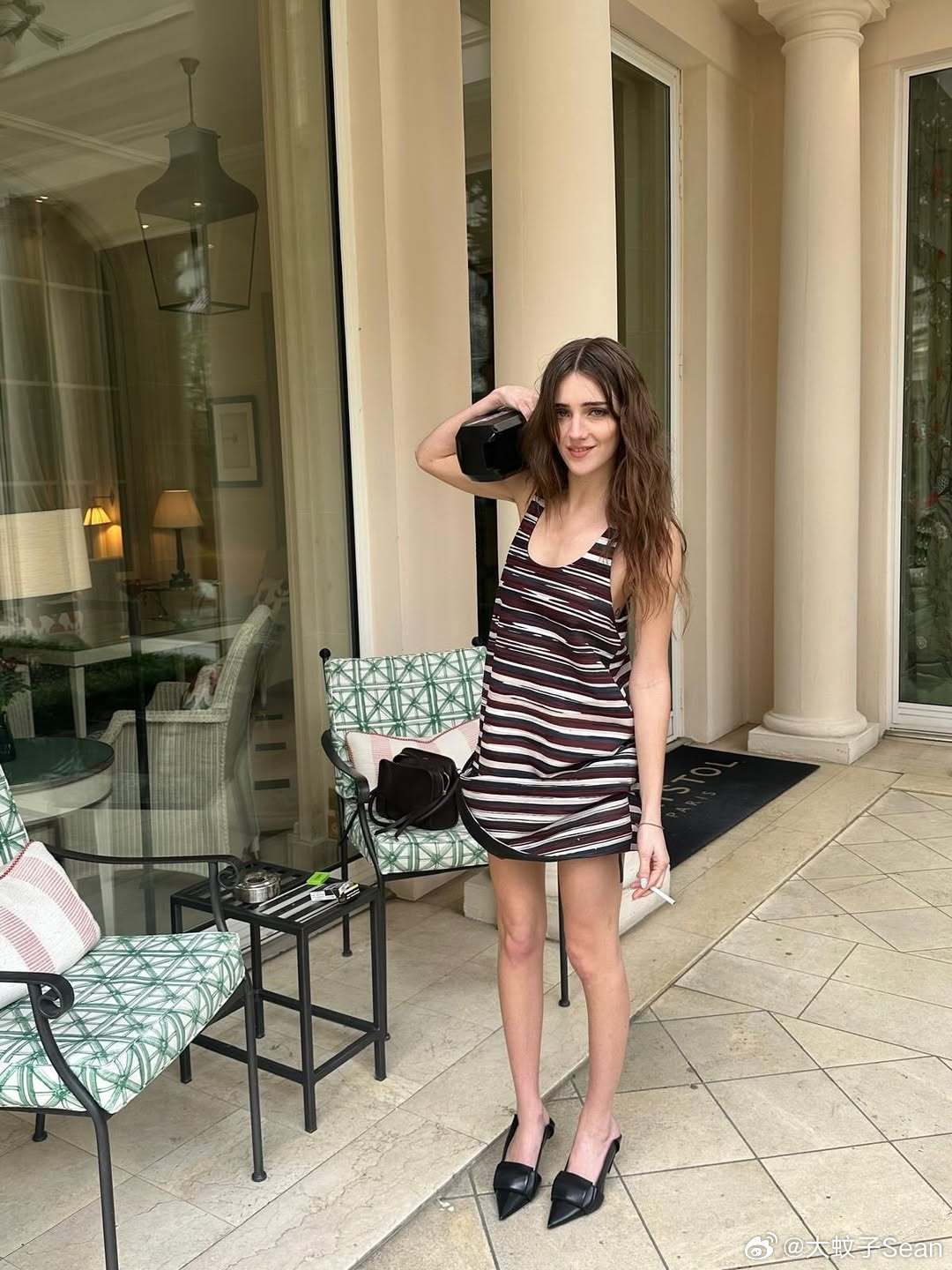 Talia Ryder塔莉娅莱德之前在巴黎时装周期间出席观看Loewe品牌大秀拍