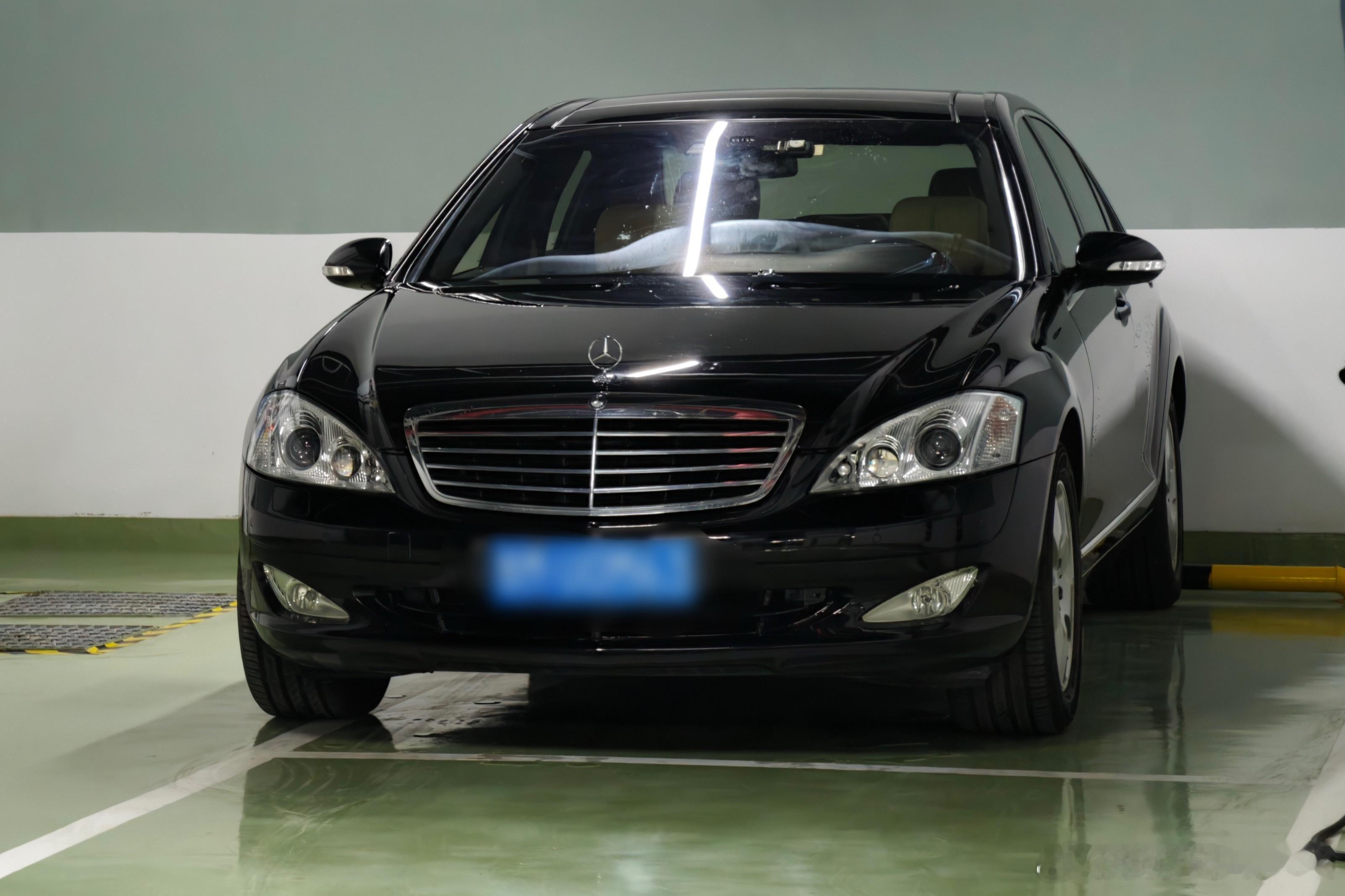 早上起来和老李聊天，他最近刚买了奔驰S500，又买了二手纯电奥迪，他说高级纯电动