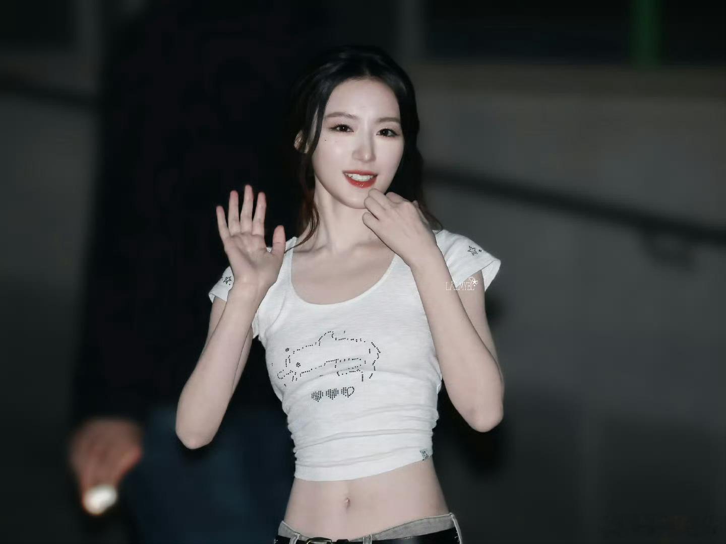 叶舒华瘦下来美成真人bjd了40公斤、冷白皮、鹅蛋脸、头身比优越。叶舒华瘦下来，