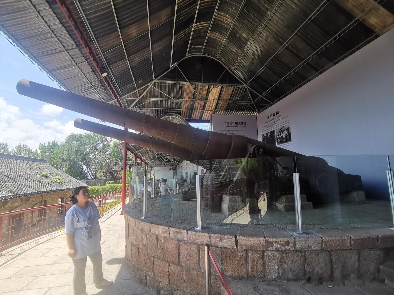 济远舰的210毫米主炮，据说有人为砸坏的痕迹，但是我看不出来。

有说法称，方伯