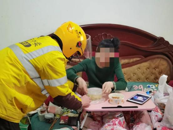 2018年杭州，21岁外卖员叶阳辉接到了一单特殊的配送。订单备注栏里只写了七个字