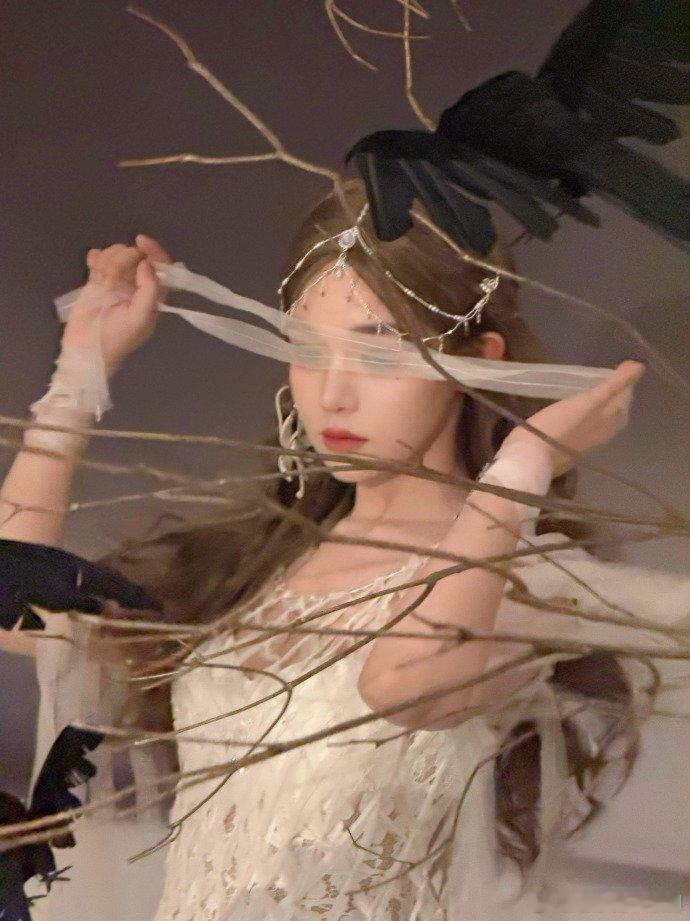 找到黄霄雲是天才的证据了黄霄雲新歌《你真的够了》听呆！原创能力绝了，嗓音唱透委屈