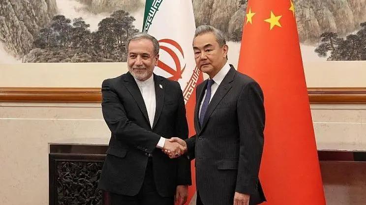 伊朗外长阿拉格奇访华，见了王毅。很多人以为，他要开口借兵借炮，让中国下场救场。错