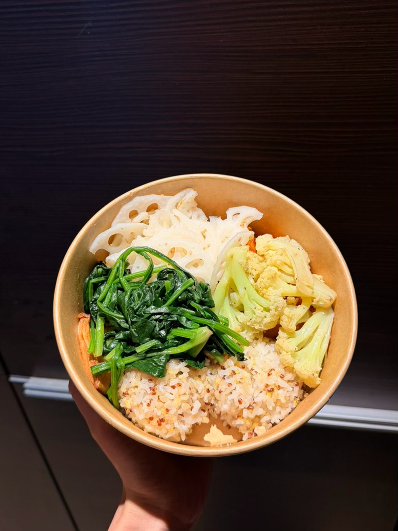 本来想点个沙拉吃，清淡点，结果太咸了，拿水涮了三四遍，以后还是自己清蒸西兰花吃吧