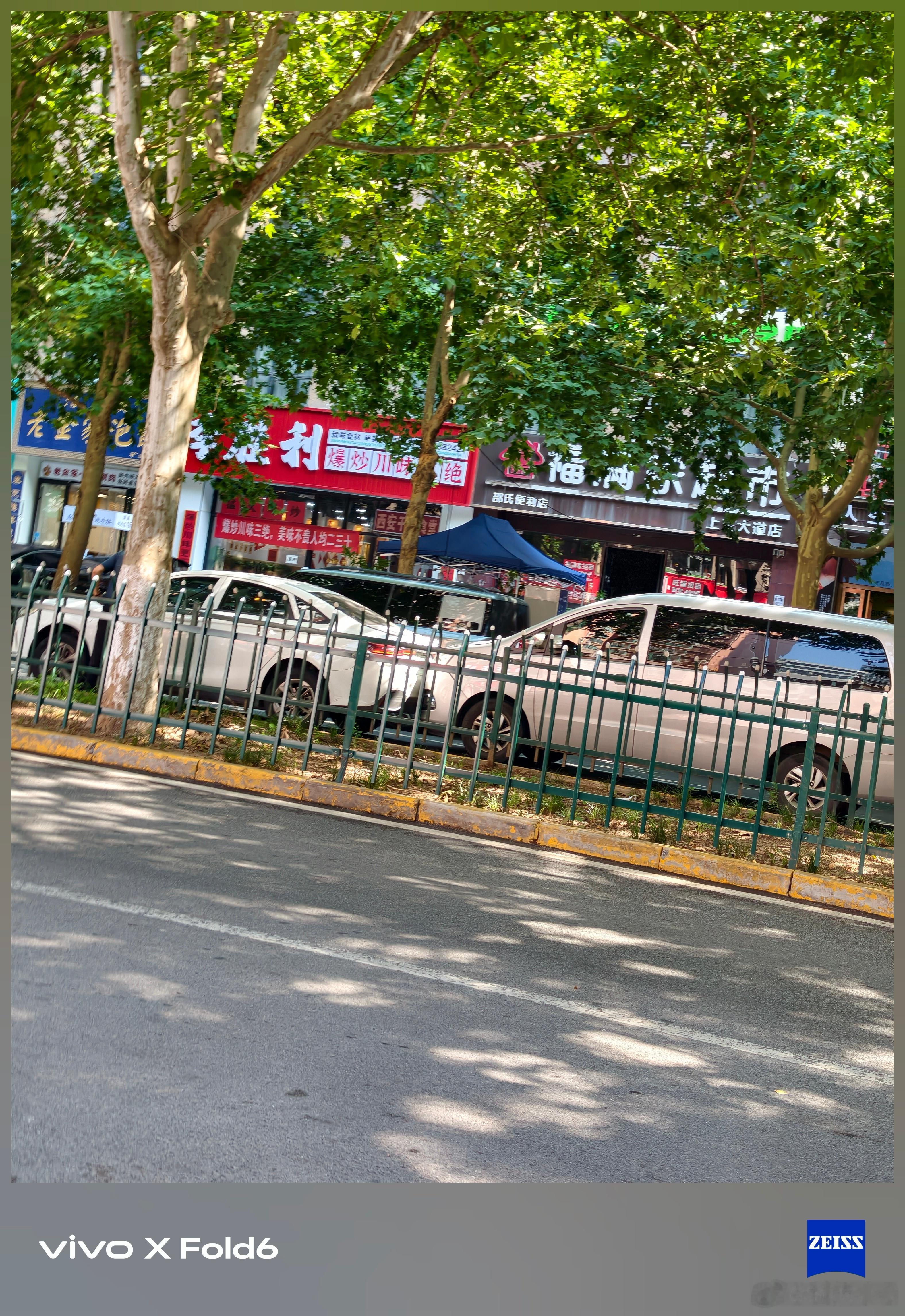工作室门口的路都堵成这样子了，还能撞车，真是佩服！本来就是个单行道，现在更刺激了