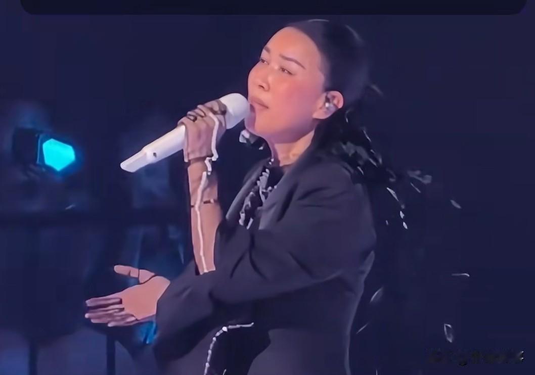 那英穿黑，泪吟“刘欢”之曲，
能理解吗？
……
刘欢老师，没了。
这世界怎么了？