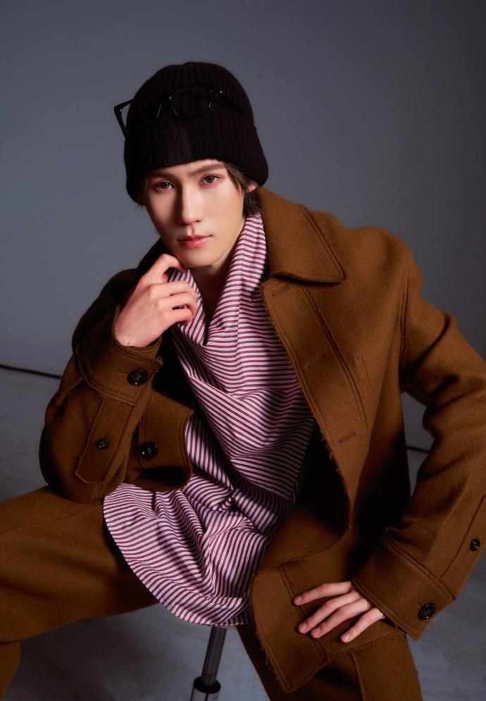 张真源的五连拍以黑色冷帽为核心造型，针织纹理增添质感，姿态从沉静到灵动，呈现丰富