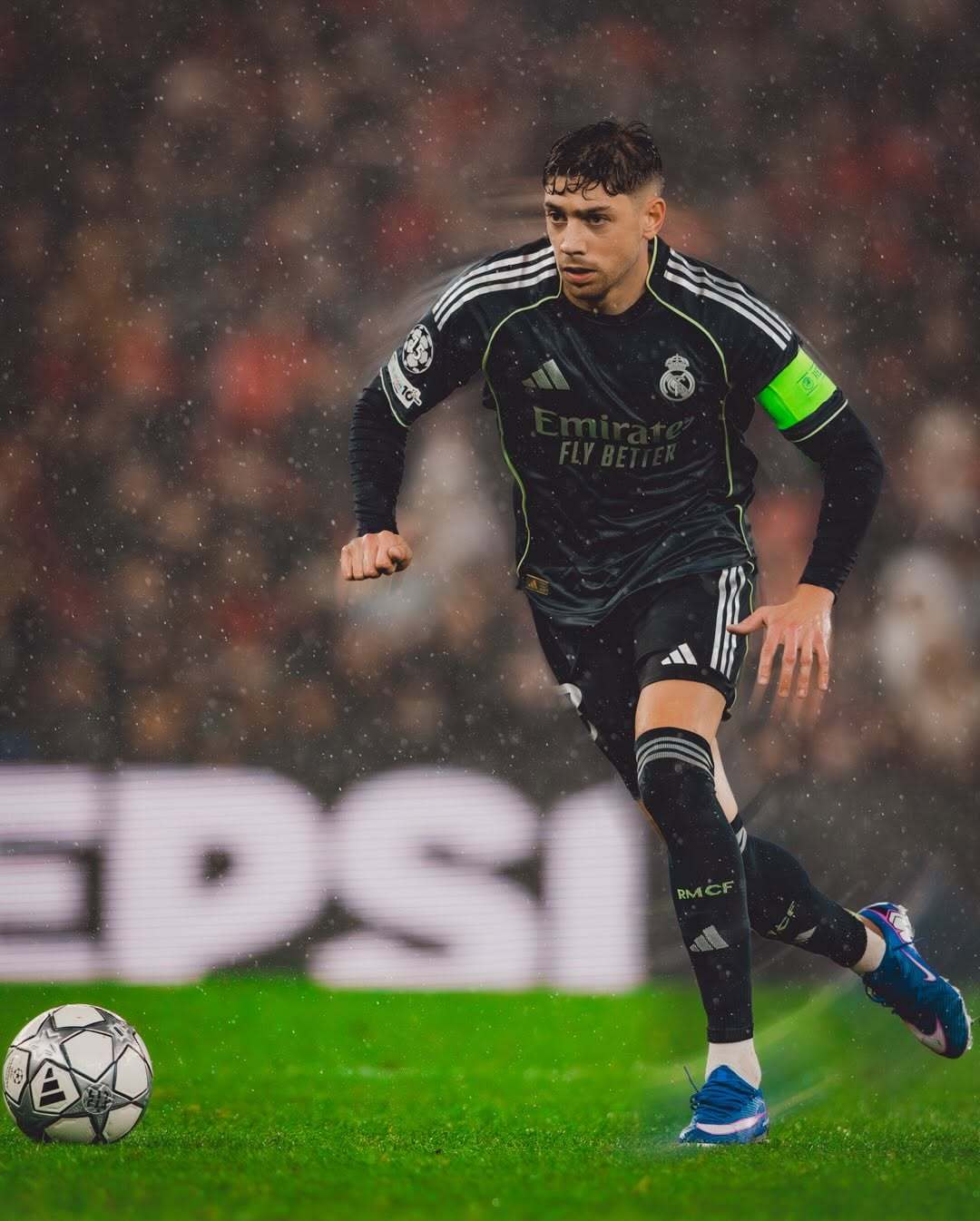 皇马巴尔韦德 欧冠黑色客场球衣的82要说还有什么真舍不得的就小🦅了它们不是突然