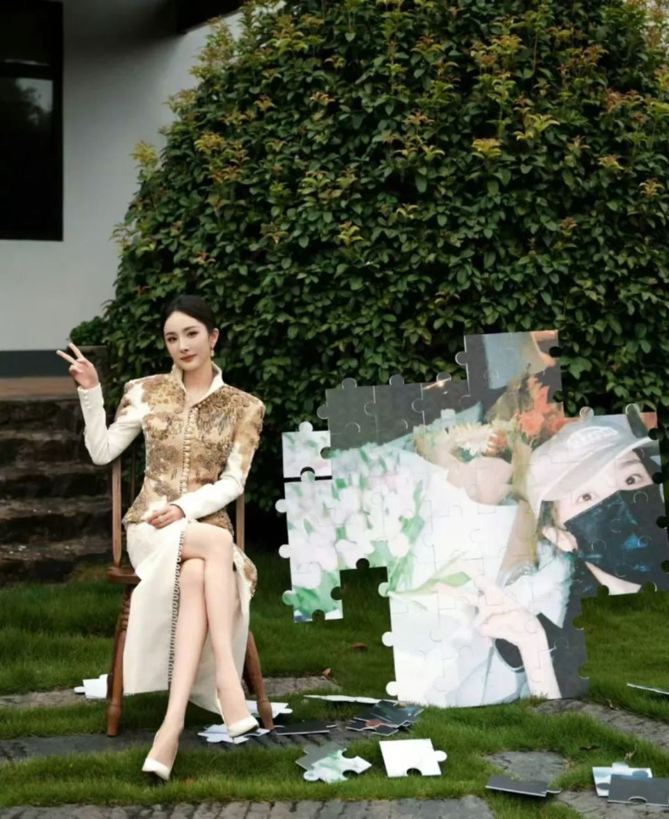 9月12日，杨幂38岁生日，工作室晒出一组金色新中式秀禾服美照。她手拿团扇，光彩