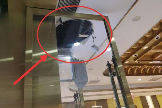花式盗窃翻车！厦门男子撬天花板空降偷金店，警方3小时全额追回81万首饰

近日，