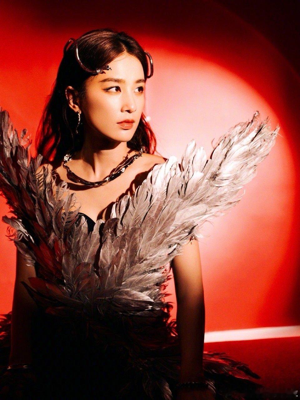 黄圣依真的唱了骑士精神 是公主也是女王！今天是酷飒的黄圣依，太美了吧，唱的也好好