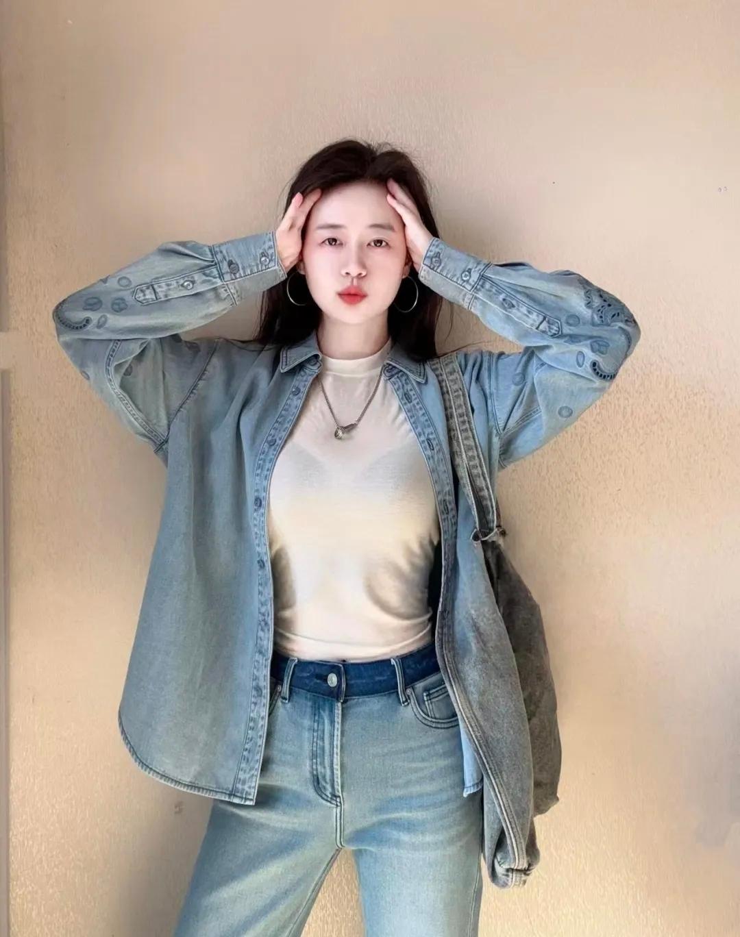 你见过穿着简单打扮很气质的女人吗牛仔裤美女穿搭风格系列，简简单单就是这么有魅力气