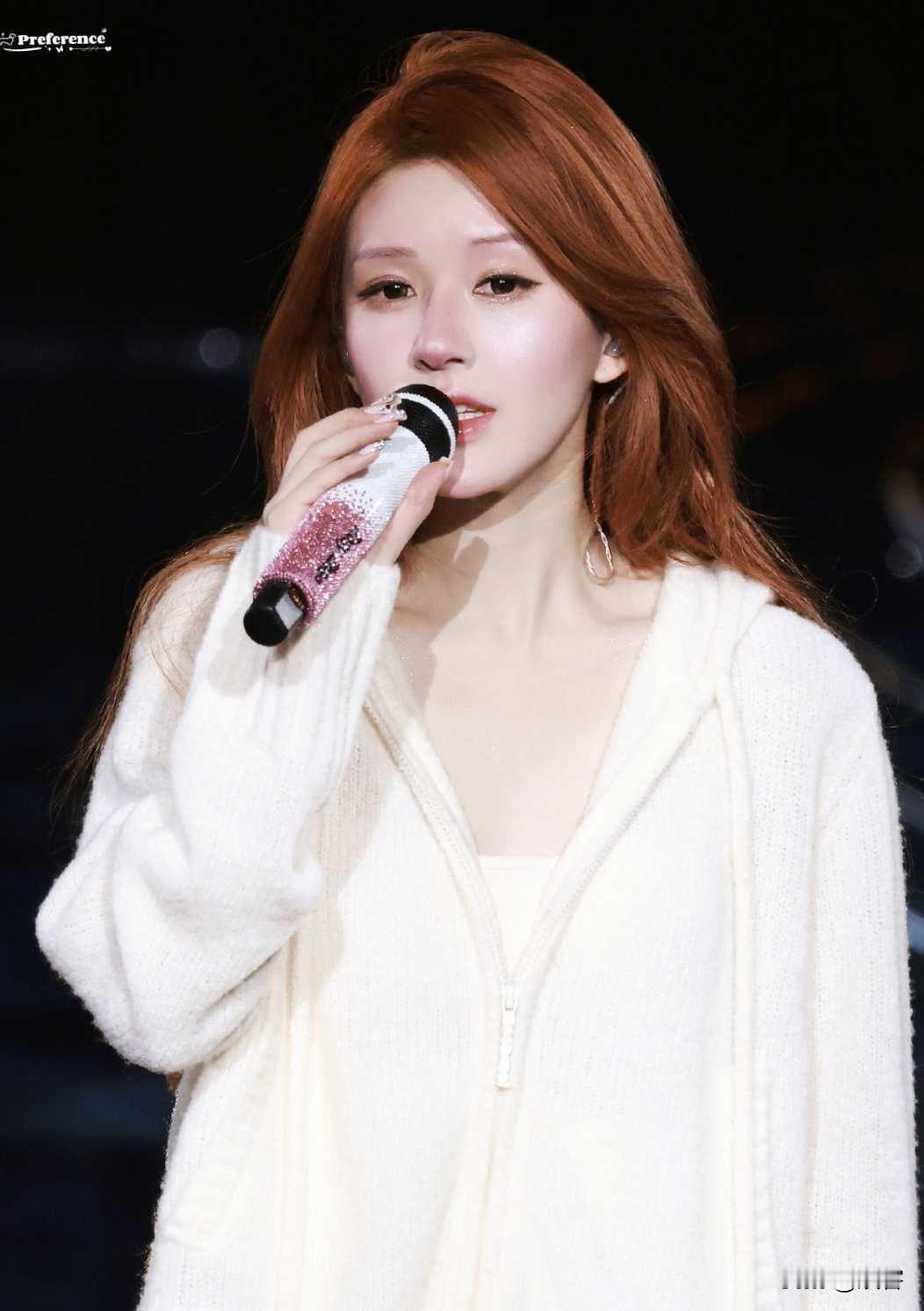 今天是赵露思27岁生日，昨晚她举办生日见面会，唱了很多歌曲，她哽咽说，感谢许妍这