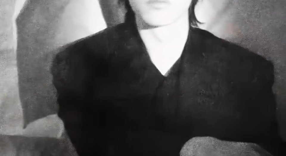特别像穿了黑西服打了领带的模样 ​​​